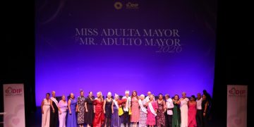 Coronan a Honorina y Salvador como Miss y Mr. Adulto Mayor 2026
