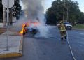 Bomberos controlan incendio de vehículo en la SM 524 de Cancún