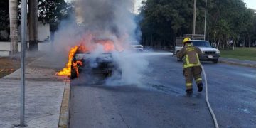 Bomberos controlan incendio de vehículo en la SM 524 de Cancún