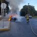 Bomberos controlan incendio de vehículo en la SM 524 de Cancún