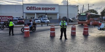 Bloqueo de madres buscadoras colapsa vialidades en el centro de Cancún