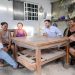 Pablo Bustamante escucha las historias de familias que dan identidad a Cancún