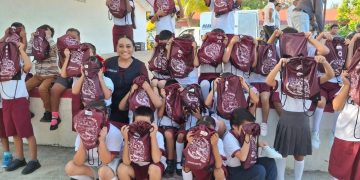 Ayuntamiento de BJ inicia entrega de tenis escolares a estudiantes