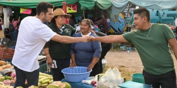 Pablo Bustamante escucha a la familia tianguista de Cancún