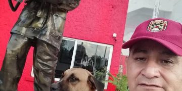 Solovino, el perro que encontró su familia entre los bomberos de Cancún