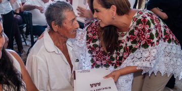 Mara Lezama y Ana Paty Peralta entregan 460 títulos de propiedad a familias de Cancún
