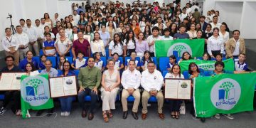 Ana Paty Peralta entrega cinco distintivos Green Flag a escuelas de Cancún