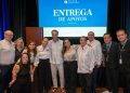 Entregan apoyos a 104 personas con discapacidad de la familia Moon Palace