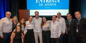 Entregan apoyos a 104 personas con discapacidad de la familia Moon Palace