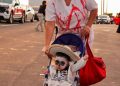 Celebran familias cancunenses una tarde de Halloween en el Puente Nichupté