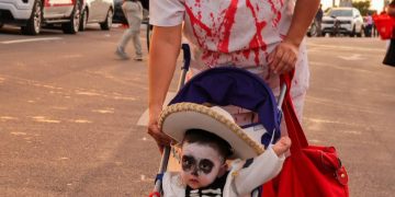 Celebran familias cancunenses una tarde de Halloween en el Puente Nichupté