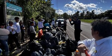 Retiran más de 1.6 toneladas de basura de los manglares de Nichupté